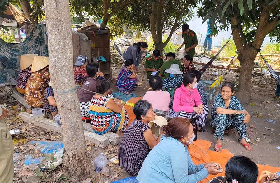 18 đối tượng tham gia đánh bài ăn thua bằng tiền toàn là phụ nữ (ảnh: Tiến Tầm)