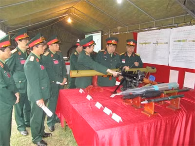 Từ ngoài vào trong là: 1. Đầu đạn mảnh OG-7V để diệt người 2. Đầu đạn 2 đầu nổ PG-7VR để diệt các loại tank có giáp phản ứng nổ. 3. Đầu đạn PG-29V dùng cho RPG 29. 4. Súng chống tăng RPG-7V1 đủ option 5. Súng chống tăng vác vai RPG-29