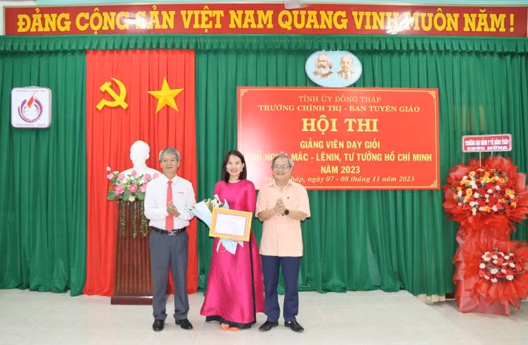 Thạc sĩ Lê Anh Thi đoạt giải Nhất và giải Thí sinh ứng xử xuất sắc. Thạc sĩ Lê Anh Thi đoạt giải Nhất và giải Thí sinh ứng xử xuất sắc.