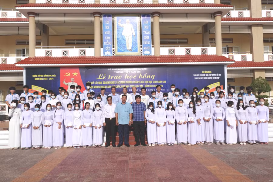 Trường THPT Đầm Dơi (Cà Mau) khen thưởng HS có thành tích xuất sắc năm học 2022 - 2023.