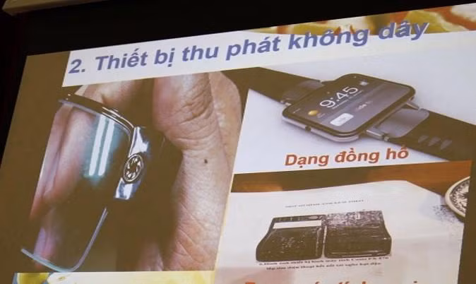 Đồng hồ đeo tay có thể được sử dụng là thiết bị thu phát để gian lận trong phòng thi. Đồng hồ đeo tay có thể được sử dụng là thiết bị thu phát để gian lận trong phòng thi.