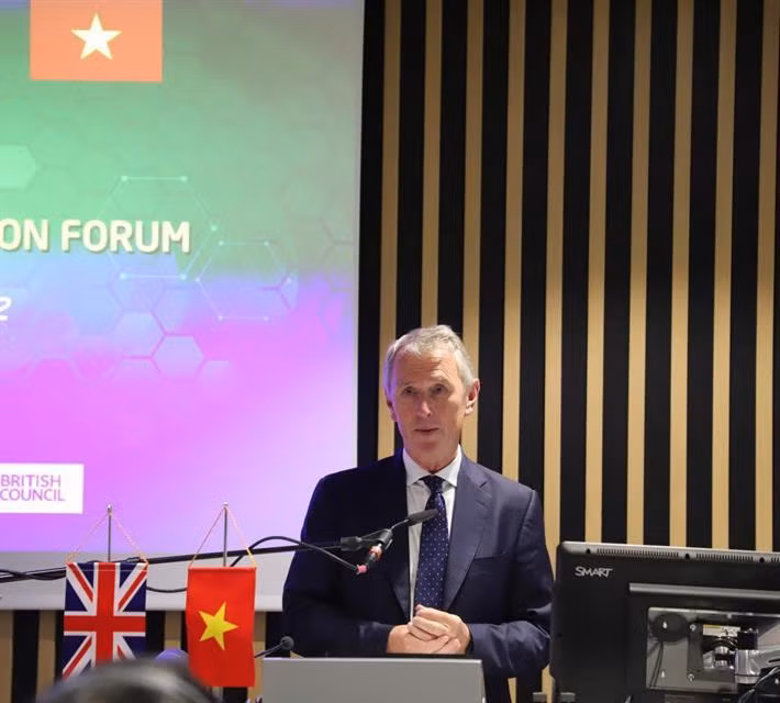 Phó Chủ tịch Hạ viện Vương quốc Anh Nigel Evans trao đổi tại Diễn đàn.