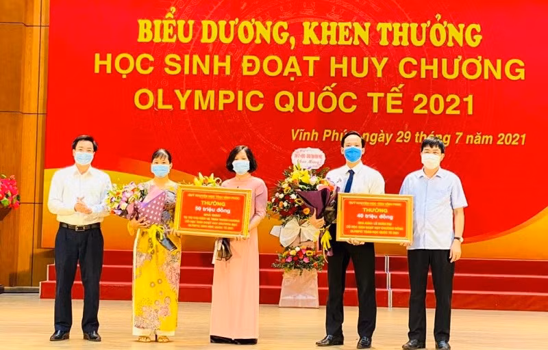 Ngành GD-ĐT Vĩnh Phúc biểu dương, khen thưởng học sinh, giáo viên đoạt huy chương Olympic quốc tế 2021. Ảnh: NTCC