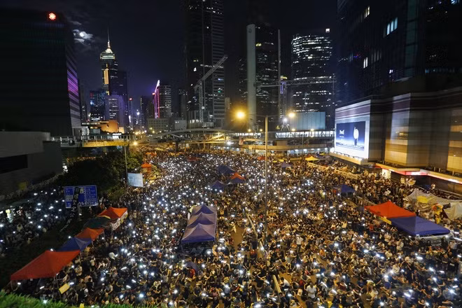 Hàng nghìn người tràn ra đường biểu tình ở Hong Kong ảnh 1