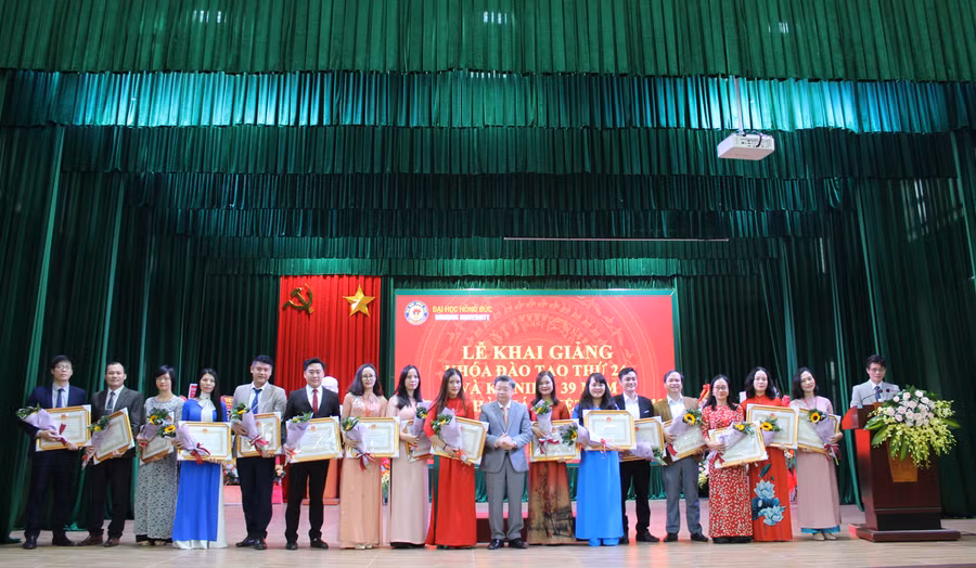 Thừa ủy quyền của Chủ tịch UBND tỉnh Thanh Hóa, Hiệu trưởng Bùi Văn Dũng đã trao bằng khen cho 18 giảng viên của trường đạt thành tích tại Hội thi giảng viên giỏi nghiệp vụ sư phạm toàn quốc lần nhất năm 2020.