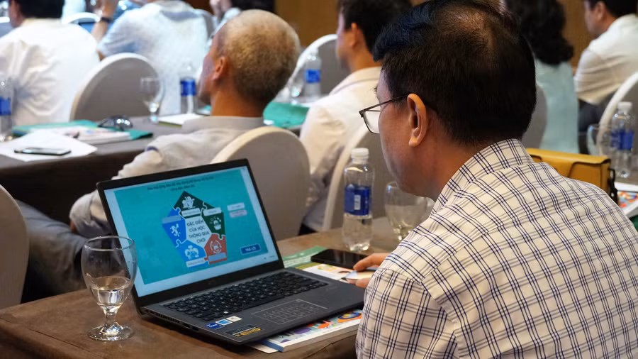 Các đại biểu trải nghiệm Khóa học trực tuyến Học thông qua chơi trong chương trình Hội thảo.