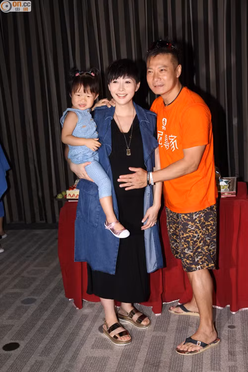 Vợ chồng Thang Doanh Doanh, Tiền Gia Nhạc và con gái nhỏ dự một hoạt động ngày 6/8, cặp đôi hân hoan tiết lộ đang chờ đón em bé thứ hai chào đời. Con gái đầu của vợ chồng sao "Bảng phong thần" đã được gần 3 tuổi, khuôn mặt "sao y bản chính" ông bố diễn viên. thang-doanh-doanh-6-9911-1438940020.jpg