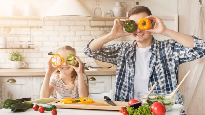 6. Chọn chế độ ăn lành mạnh: Tiêu thụ nhiều đường rất có hại cho sức khỏe. Mặt khác, nó còn khiến bạn nhanh già. Đường gắn vào collagen thông qua quá trình glycation. Glycation thúc đẩy lão hóa da và mụn trở nên nghiêm trọng. Ngoài cắt giảm đường, bạn còn nên hấp thụ đủ chất chống oxy hóa như vitamin C và E. Những chất này gia tăng sản sinh collagen, duy trì làn da tươi trẻ. Ảnh: Nature Fresh Farms.