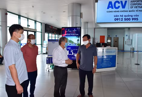 Ông Phan Ngọc Thọ Chủ tịch UBND tỉnh Thừa Thiên Huế kiểm tra công tác phòng chống dịch Covid-19 tại Sân bay Phú Bài.