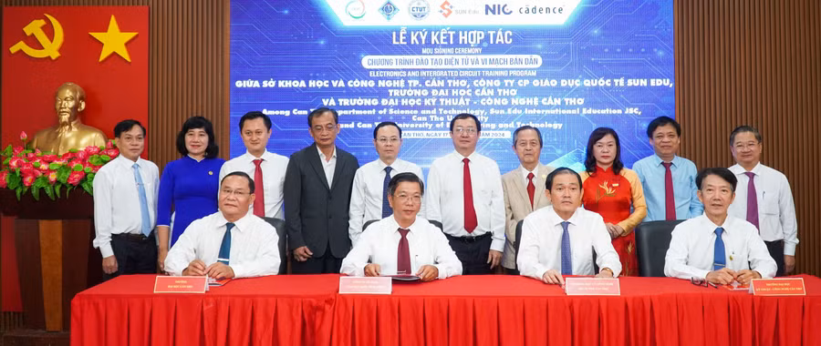 Lễ ký kết hợp tác đào tạo nhân lực ngành Điện tử và vi mạch bán dẫn tại Cần Thơ diễn ra ngày 17/3.