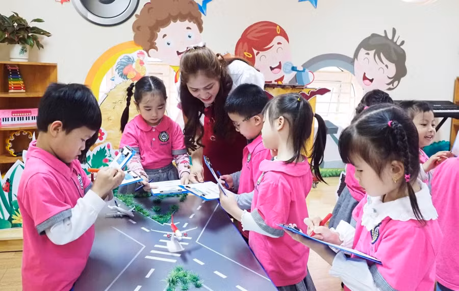 Cô trò Trường Mầm non Ánh Sao (Cầu Giấy, Hà Nội) tham gia hoạt động ngoại khóa. Ảnh: NVCC