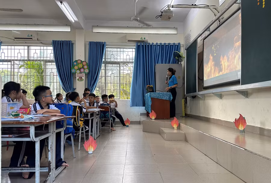 Giờ học kỹ năng thoát nạn khi xảy ra cháy nổ của học sinh Trường Tiểu học Nguyễn An Ninh (TP Biên Hòa, Đồng Nai).