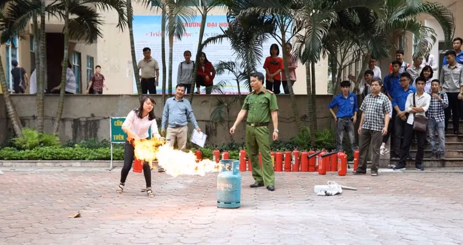 Sinh viên Trường ĐH Thủy lợi thực hành kỹ năng ứng phó khi có sự cố cháy nổ. Ảnh: NTCC