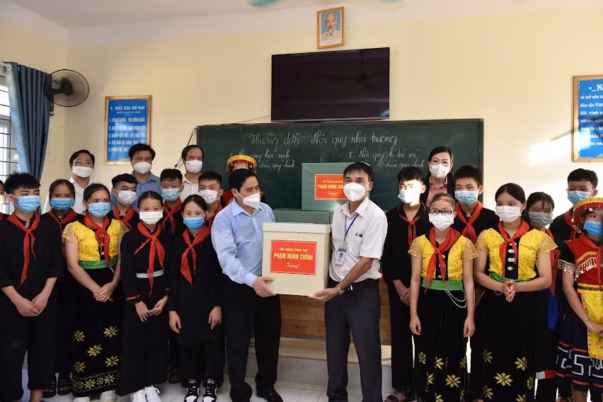 Thủ tướng Phạm Minh Chính tặng quà cho học sinh Trường PTDT nội trú THCS Định Hóa.