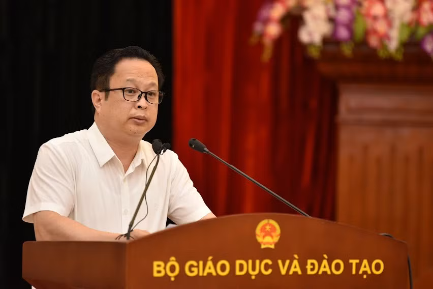 Ông Trần Thế Cương, Giám đốc Sở GD&amp;ĐT Hà Nội thay mặt lãnh đạo ngành GD-ĐT Thủ đô hưởng ứng phong trào thi đua.
