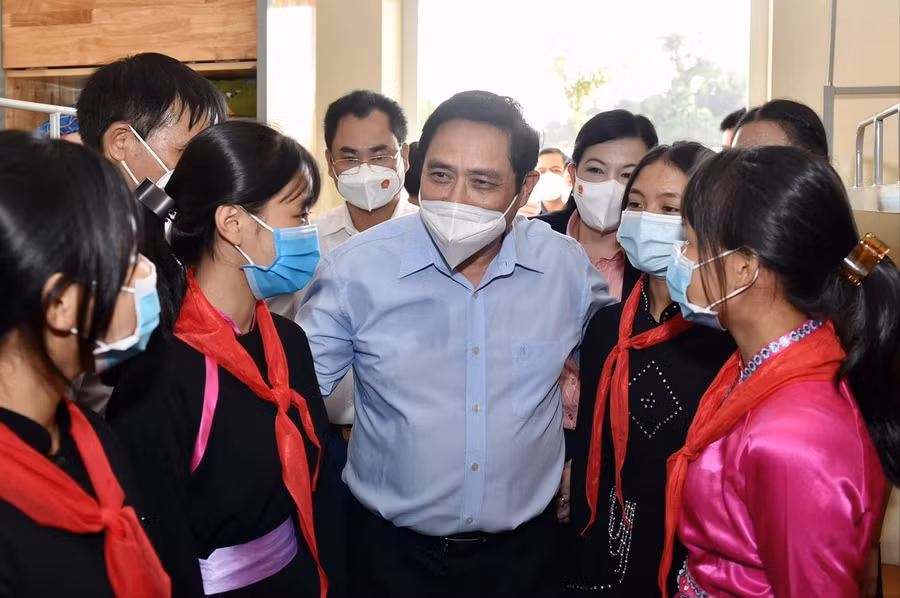 Thủ tướng Phạm Minh Chính thăm, động viên học sinh Trường PTDT nội trú THCS Định Hóa.