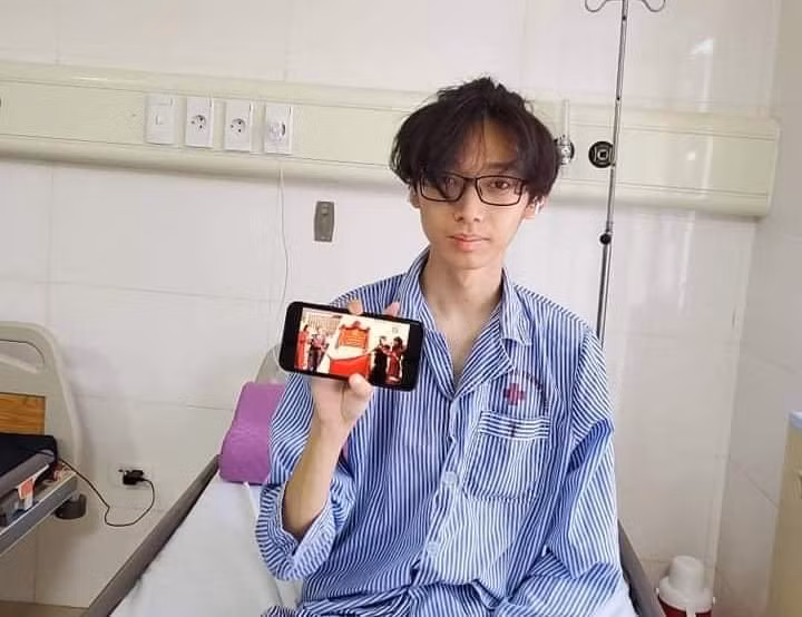 Em Trương Hoàng Long - học sinh lớp 11A4, bị mổ vì tràn dịch màng phổi - đón khai giảng năm học mới trong bệnh viên.