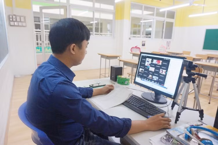Trường Tiểu học – THCS Đức Trí chuyển sang ôn tập trực tuyến cho HS lớp 9.
