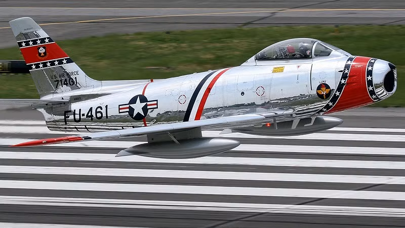Máy bay chiến đấu F-86 Sabre.