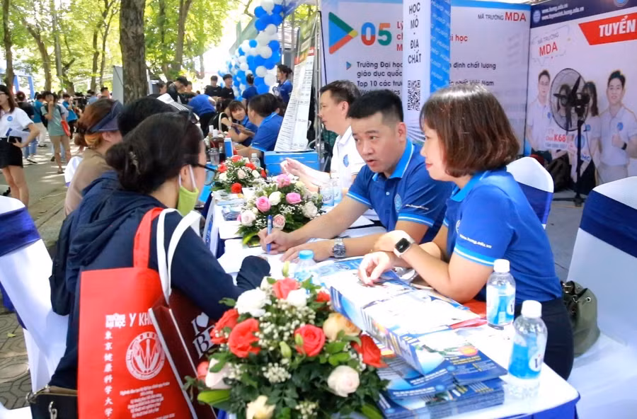 Thí sinh tham dự Ngày hội “Lựa chọn nguyện vọng” năm 2023 tại ĐH Bách khoa Hà Nội.