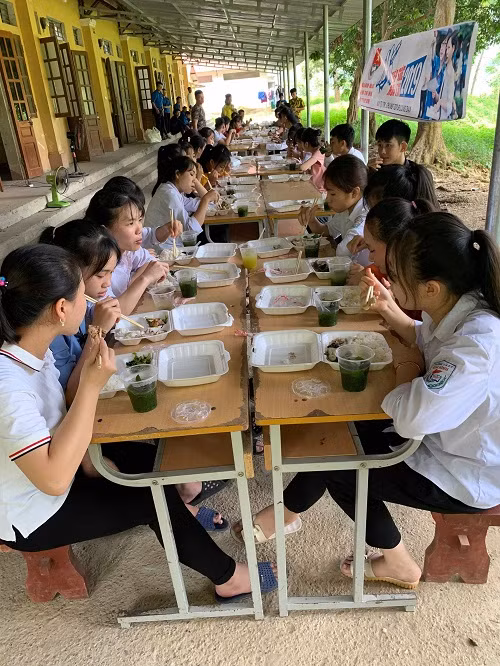 Bữa trưa quây quần của các thí sinh điểm thi Trường THPT Kim Bình.