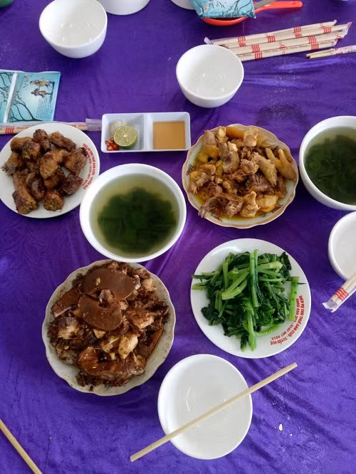 Bữa cơm tươm tất, ngon lành đợi thí sinh sau mỗi buổi thi.
