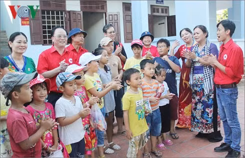 Các em học sinh ở trường Tiểu học thị trấn Trường Sa trong buổi giao lưu với đoàn công tác số 16 về thăm trường. Ảnh VOV Các em học sinh ở trường Tiểu học thị trấn Trường Sa trong buổi giao lưu với đoàn công tác số 16 về thăm trường. Ảnh VOV
