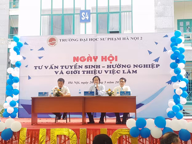 PGS TS Phùng Gia Thế – Trưởng phòng Đào tạo (giữa); TS Đỗ Chí Nghĩa – Phó trưởng phòng đào tạo (phải); TS Cao Bá Cường – Phó phòng công tác CT – HSSV (trái) giải đáp câu hỏi của thí sinh PGS TS Phùng Gia Thế – Trưởng phòng Đào tạo (giữa); TS Đỗ Chí Nghĩa – Phó trưởng phòng đào tạo (phải); TS Cao Bá Cường – Phó phòng công tác CT – HSSV (trái) giải đáp câu hỏi của thí sinh