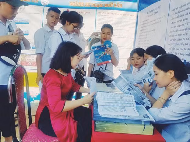 Khoa Ngữ Văn tư vấn tuyển sinh