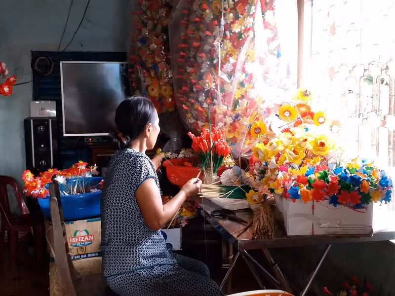 Ngoài hoa ngũ sắc để cúng bàn thờ ngày Tết, làng Thanh Tiên còn sáng tạo ra cách làm hoa sen giấy phục vụ cho trang trí.