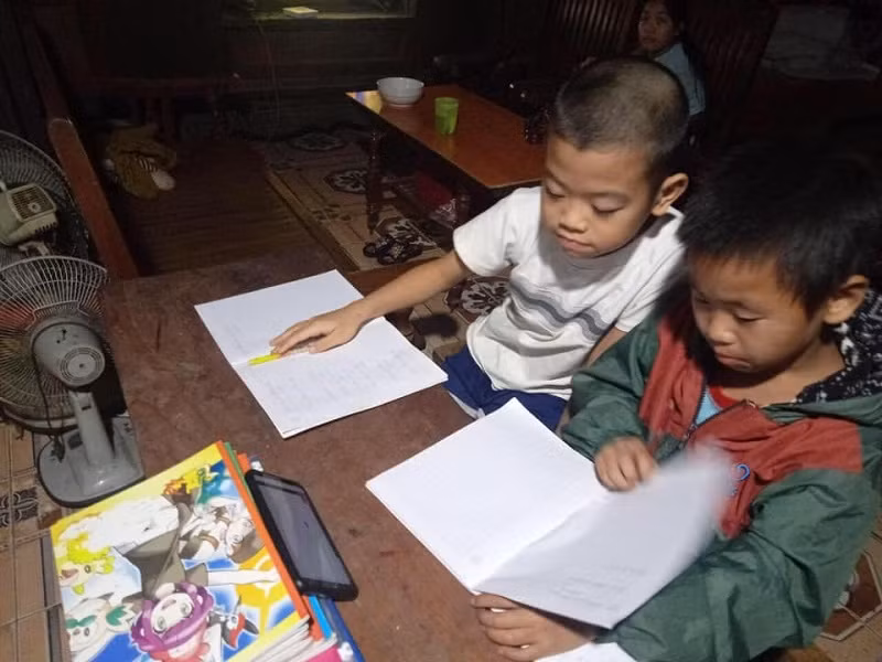 HS Trường Tiểu học số 3 Võ Lào (Văn Bàn – Lào Cai) học trực tuyến tại nhà. Ảnh: NTCC