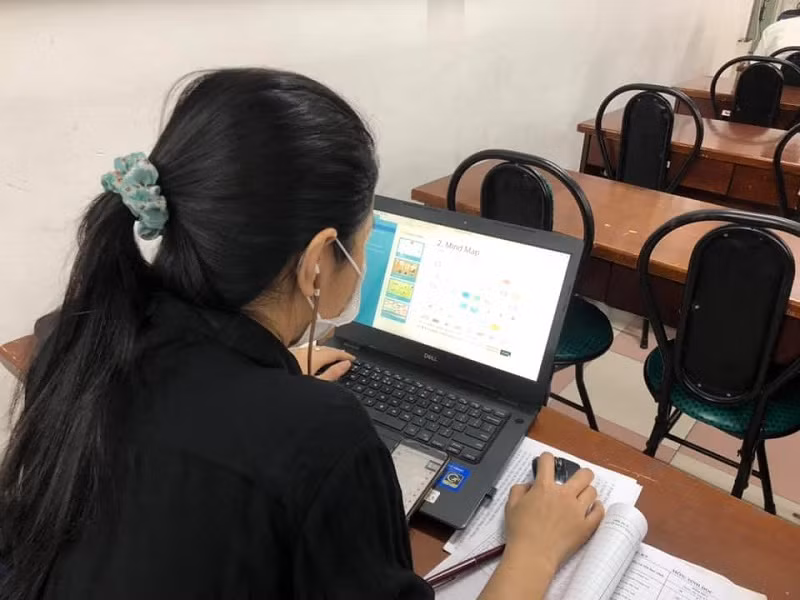 Giáo viên Trường THCS Minh Đức, Quận 1 (TPHCM) khởi động dạy học trực tuyến trong sáng ngày 2/2. Ảnh NTCC