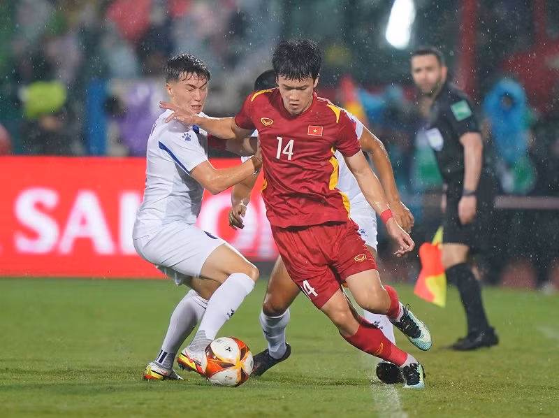 Trận U23 Việt Nam (áo đỏ) hòa U23 Philippines.