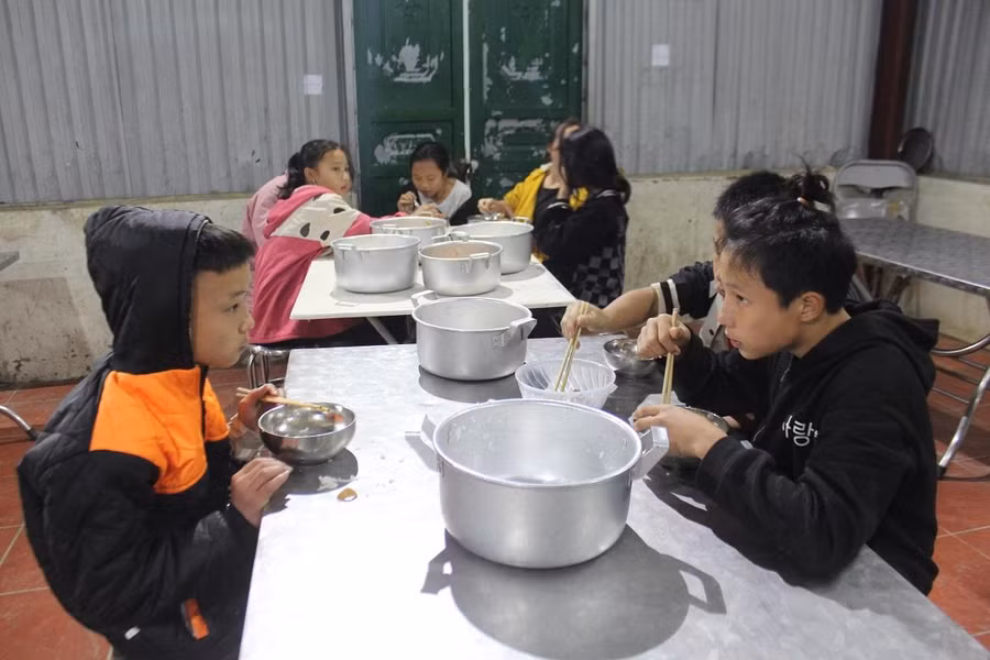 Em Lý Hồng Việt (ngoài cùng bên phải), dân tộc Dao Đỏ, học lớp 8B, trường Phổ thông Dân tộc bán trú tiểu học và THCS A Mú Sung có hoàn cảnh đặc biệt khó khăn. Em Lý Hồng Việt (ngoài cùng bên phải), dân tộc Dao Đỏ, học lớp 8B, trường Phổ thông Dân tộc bán trú tiểu học và THCS A Mú Sung có hoàn cảnh đặc biệt khó khăn.