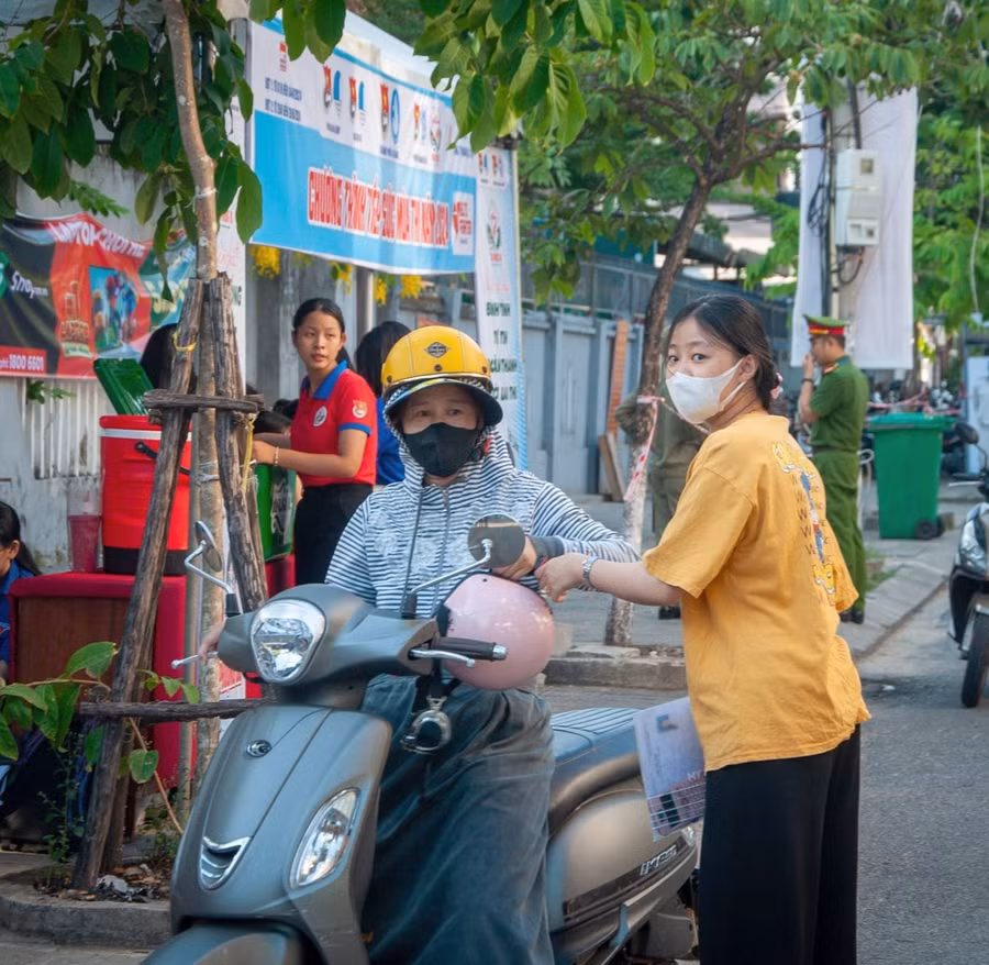 Thí sinh Đà Nẵng di chuyển đến điểm thi trong thời tiết nắng nóng