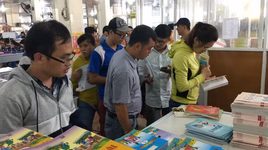Phụ huynh mua sách giáo khoa tại một nhà sách ở TP HCM Ảnh: HUY LÂN - báo Người lao động