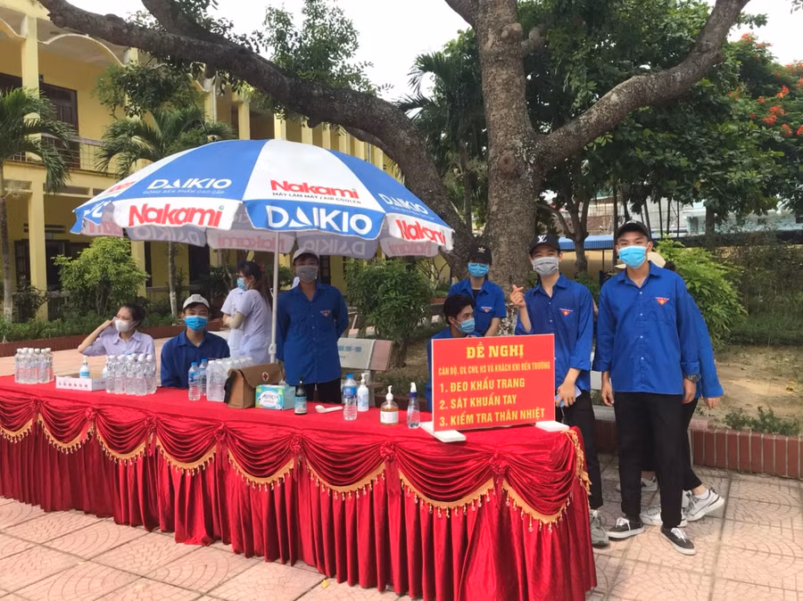 Ngay khi các thí sinh vào phòng thi làm thủ tục, thanh niên tình nguyện sẽ dời khỏi vị trí đảm bảo công tác phòng dịch
