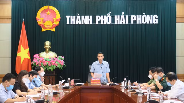 Chủ tịch UBND TP Hải Phòng Nguyễn Văn Tùng chủ trì cuộc họp khẩn sáng 25/6.