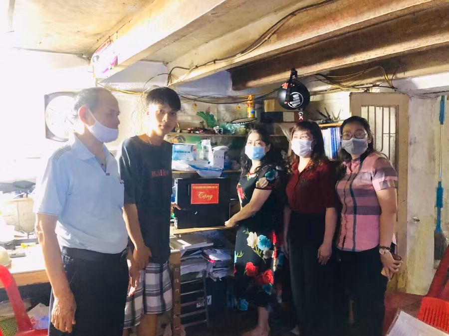 Ban Khuyến học phường Máy Tơ trao tặng máy tính cho em Trần Mạnh Cường