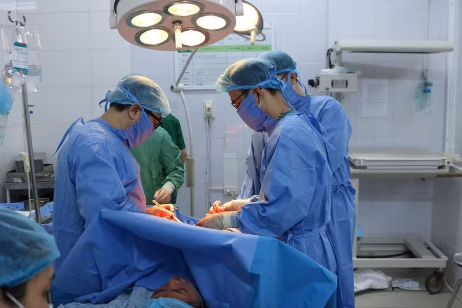 Ê kíp mổ bắt con cho sản phụ Lan.