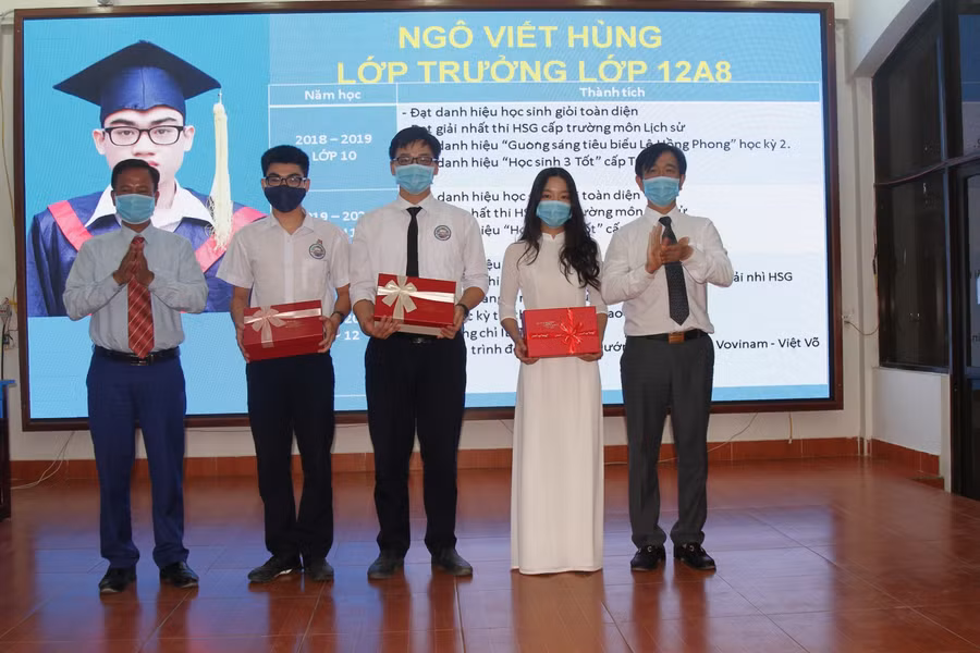 Ban Giám hiệu nhà trường tặng quà cho đại diện các em học sinh tiêu biểu