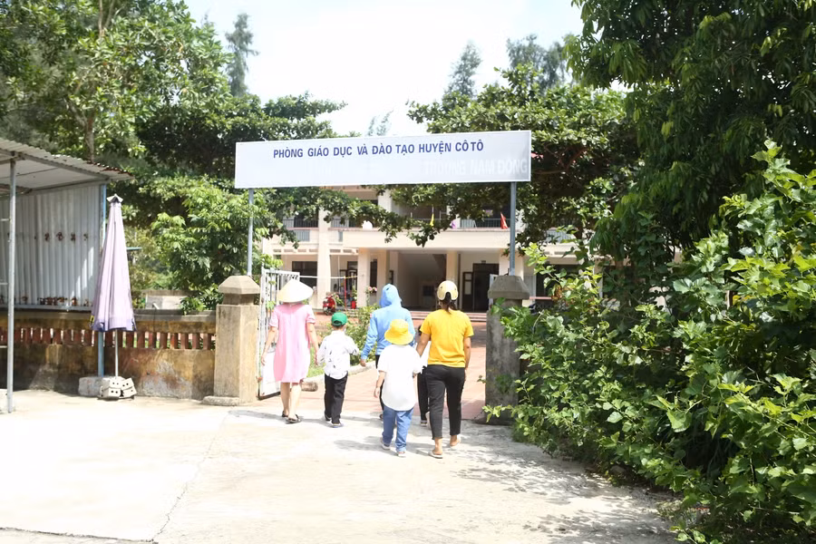 Học sinh lớp 1 tuyến đảo tựu trường sớm hơn 2 ngày so với học sinh trong đất liền
