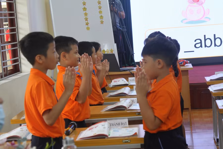Từng nhóm hoạt động theo yêu cầu của giáo viên tạo năng lượng tích cực trong giờ học.
