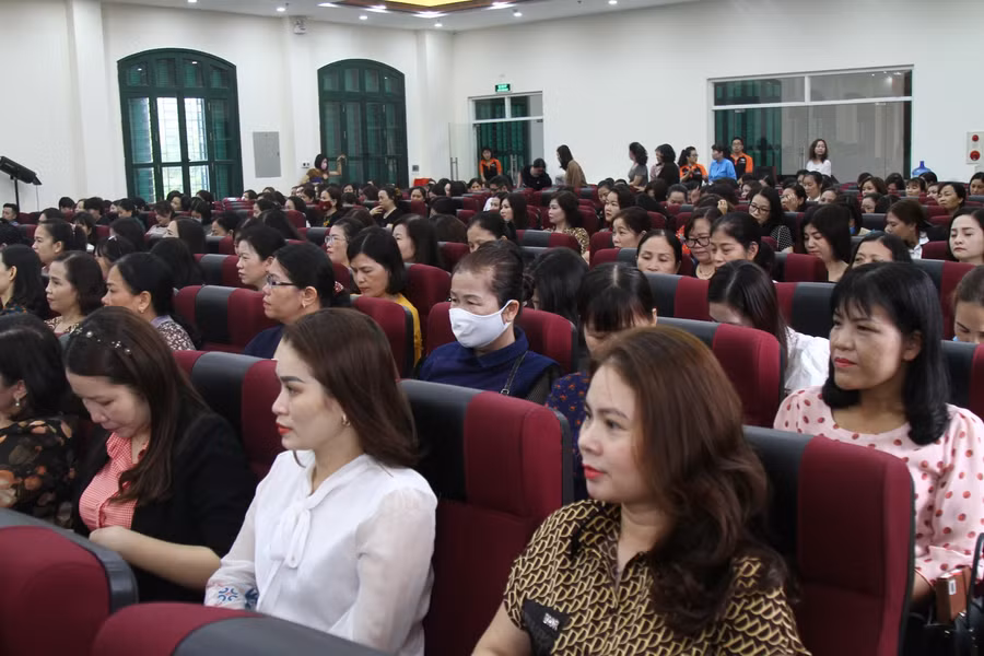 Chương trình tập huấn được chia làm 4 buổi, mỗi cấp học sẽ được chuyên gia bồi dưỡng trong một buổi