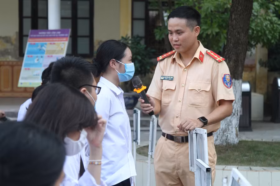 Cán bộ Phòng CSGT đường bộ, đường sắt tuyên truyền về ATGT cho học sinh Trường THPT Lê Hồng Phong, quận Hồng Bàng