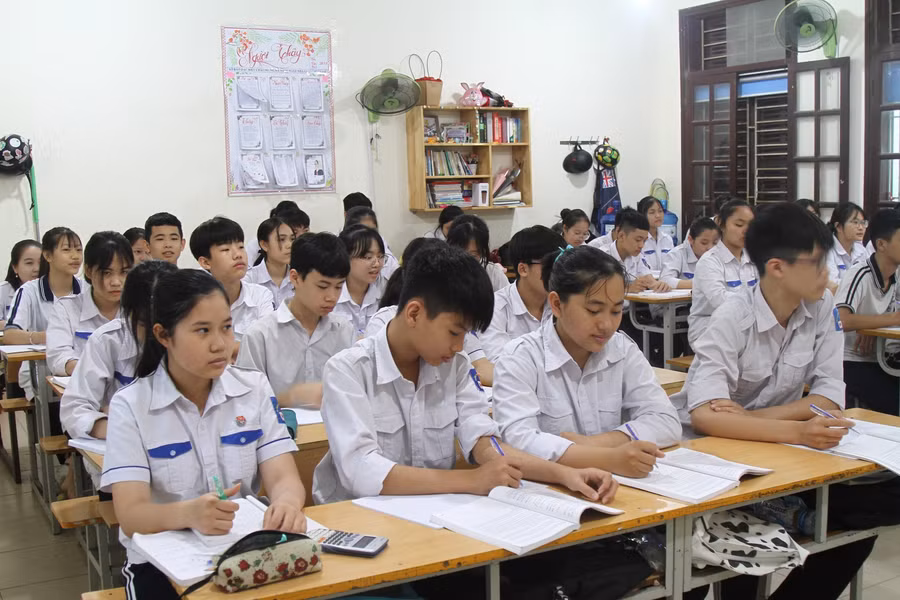 Học sinh Trường THCS Hồng Phong trong giờ ôn thi vào lớp 10