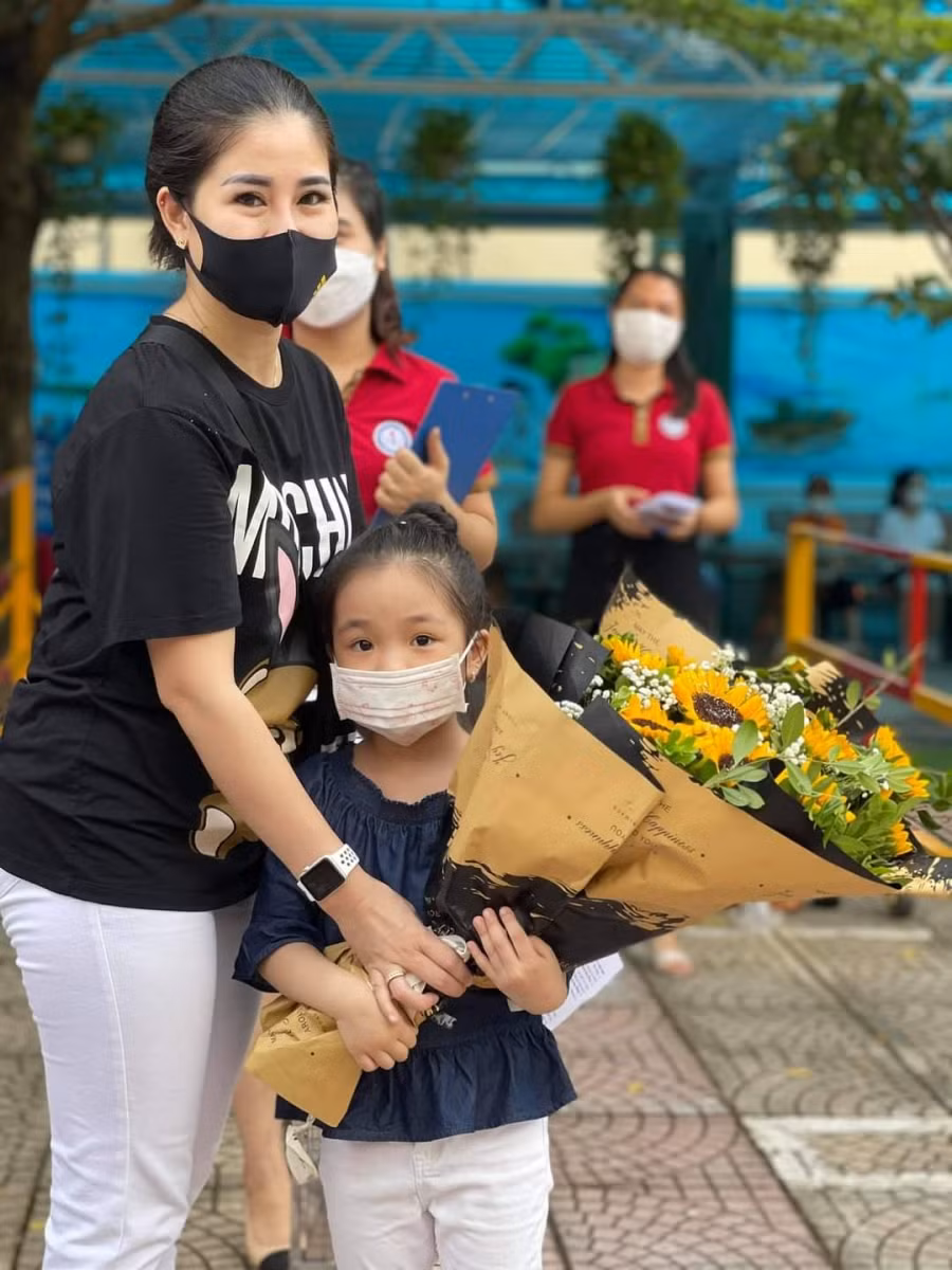 Phụ huynh cùng học sinh lớp 1, Trường Tiểu học Lê Hồng Phong, quận Ngô Quyền hân hoan ngày tựu trường.