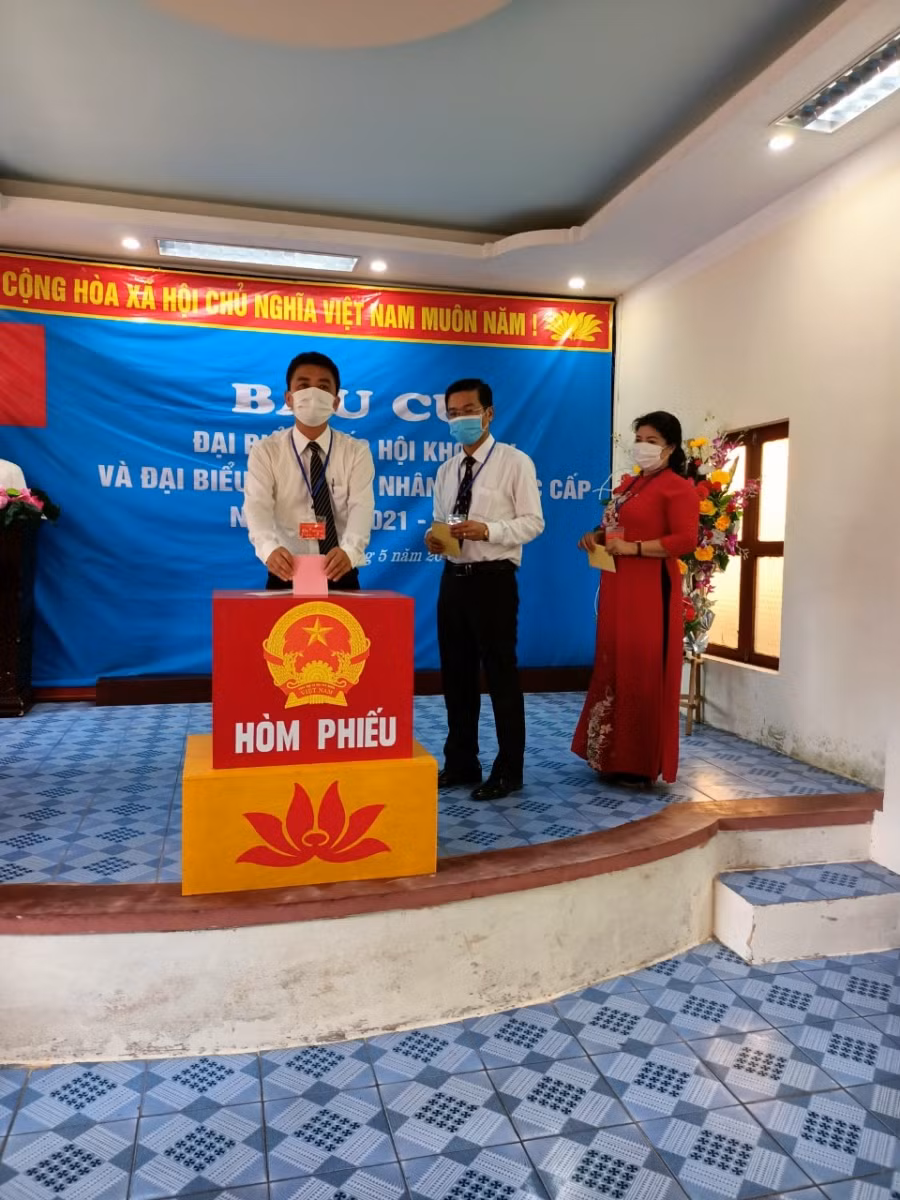 Cử tri đảo Bạch Long Vĩ tiến hành bỏ phiếu.