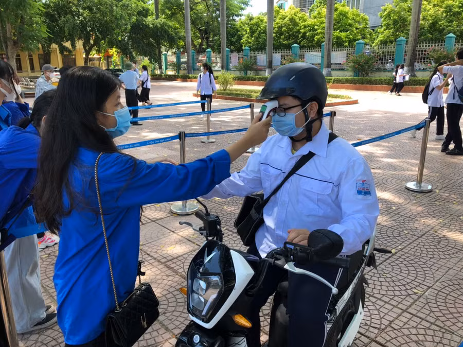 Thí sinh tại Trường THPT Lê Quý Đôn chấp hành nghiêm công tác phòng dịch