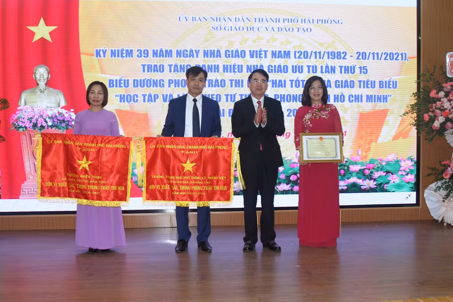 Ông Lê Khắc Nam trao tặng Cờ thi đua của UBND TP cho 2 tập thể và Bằng khen cho Trường THPT Ngô Quyền